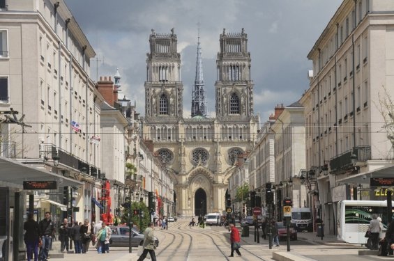 Kathedraal in straat Orléans